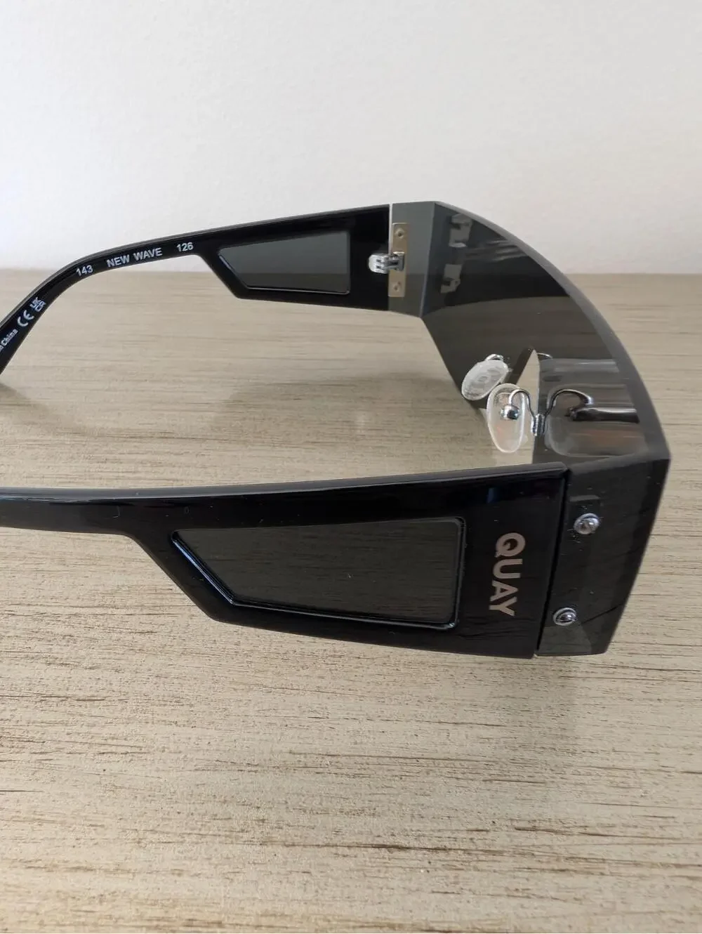 NEW Quay Australia New Wave Shield Sunglasses Black With Case